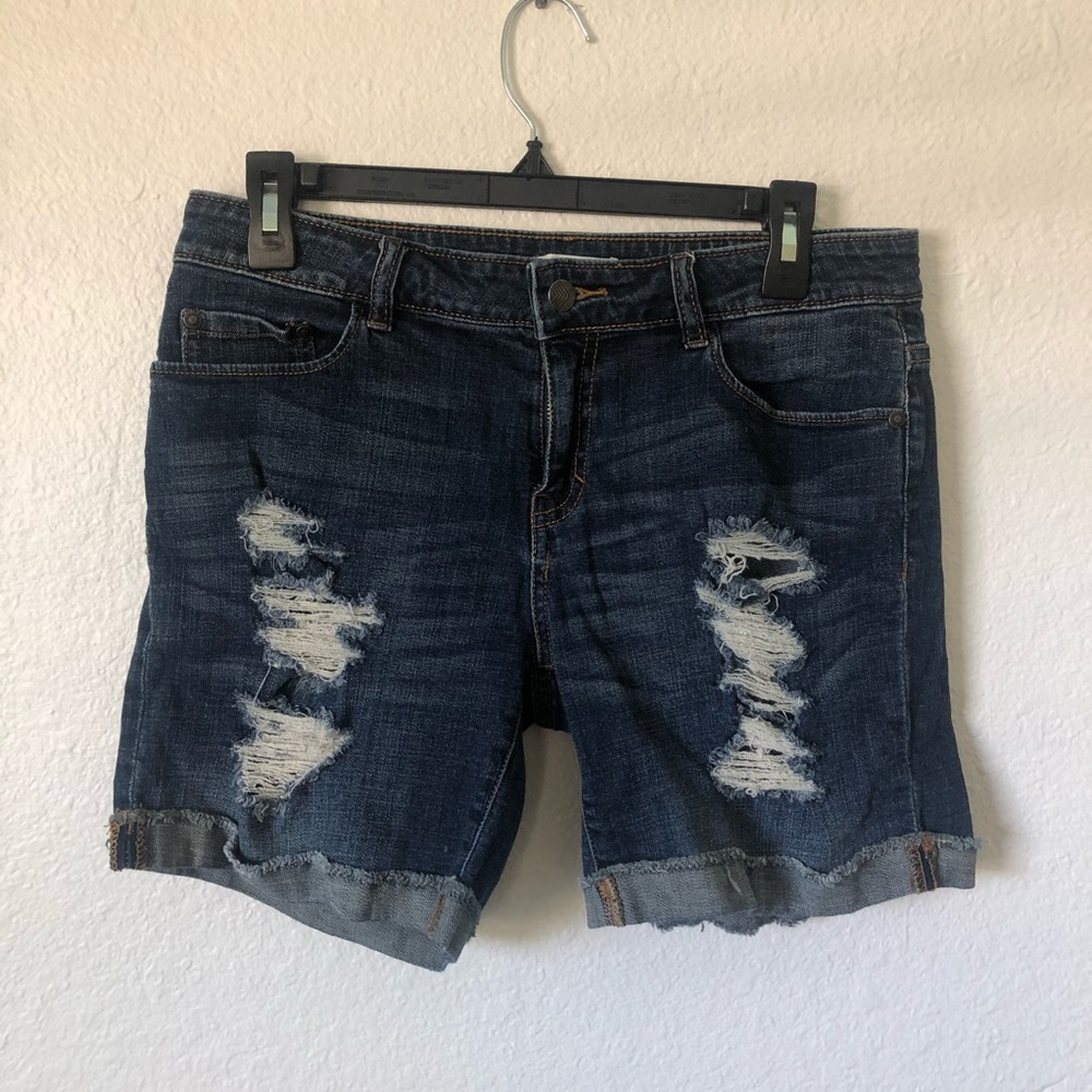 Mid rise, distressed mid length jean shorts,size 7